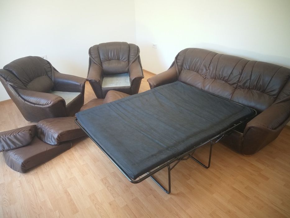 Canapea 3 locuri 3 piese piele maro extensibila si 2 fotolii