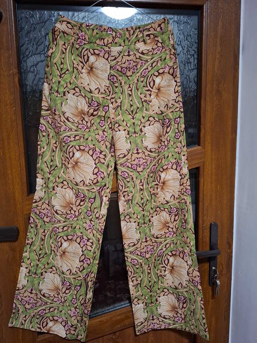 Pantaloni H&M de vară largi fond verde cu imprimeu floral mărimea M-L