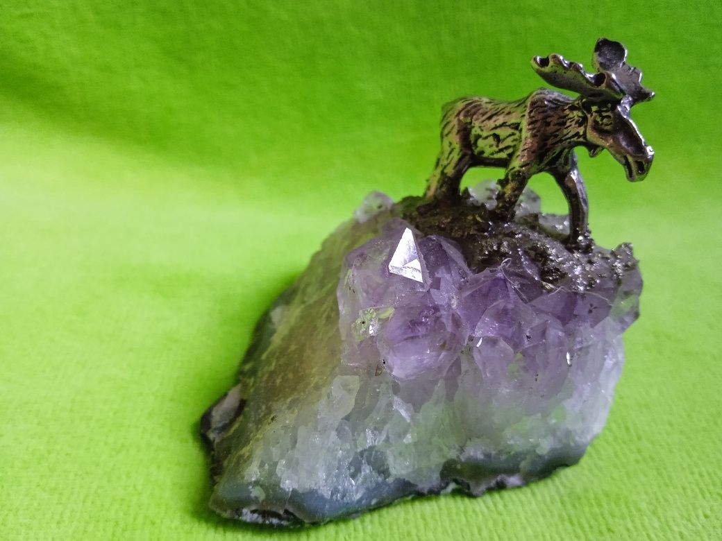 Композиция "Лось" с натуральной друзой аметиста. 5 х 5,2  см.