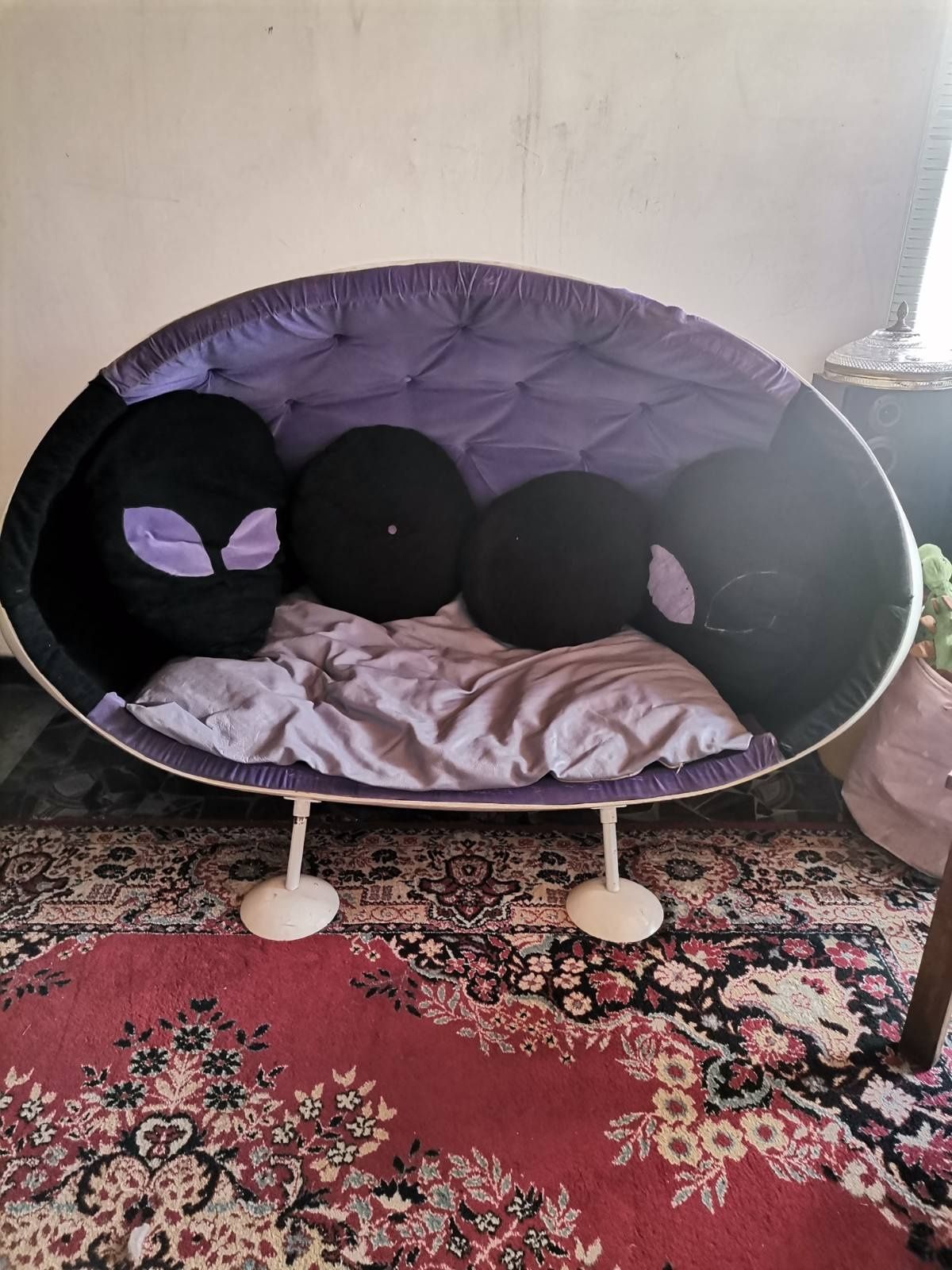 Яйцевидни мебели Ovalia Egg на Henrik Thor-Larsen и маса с 4 стола