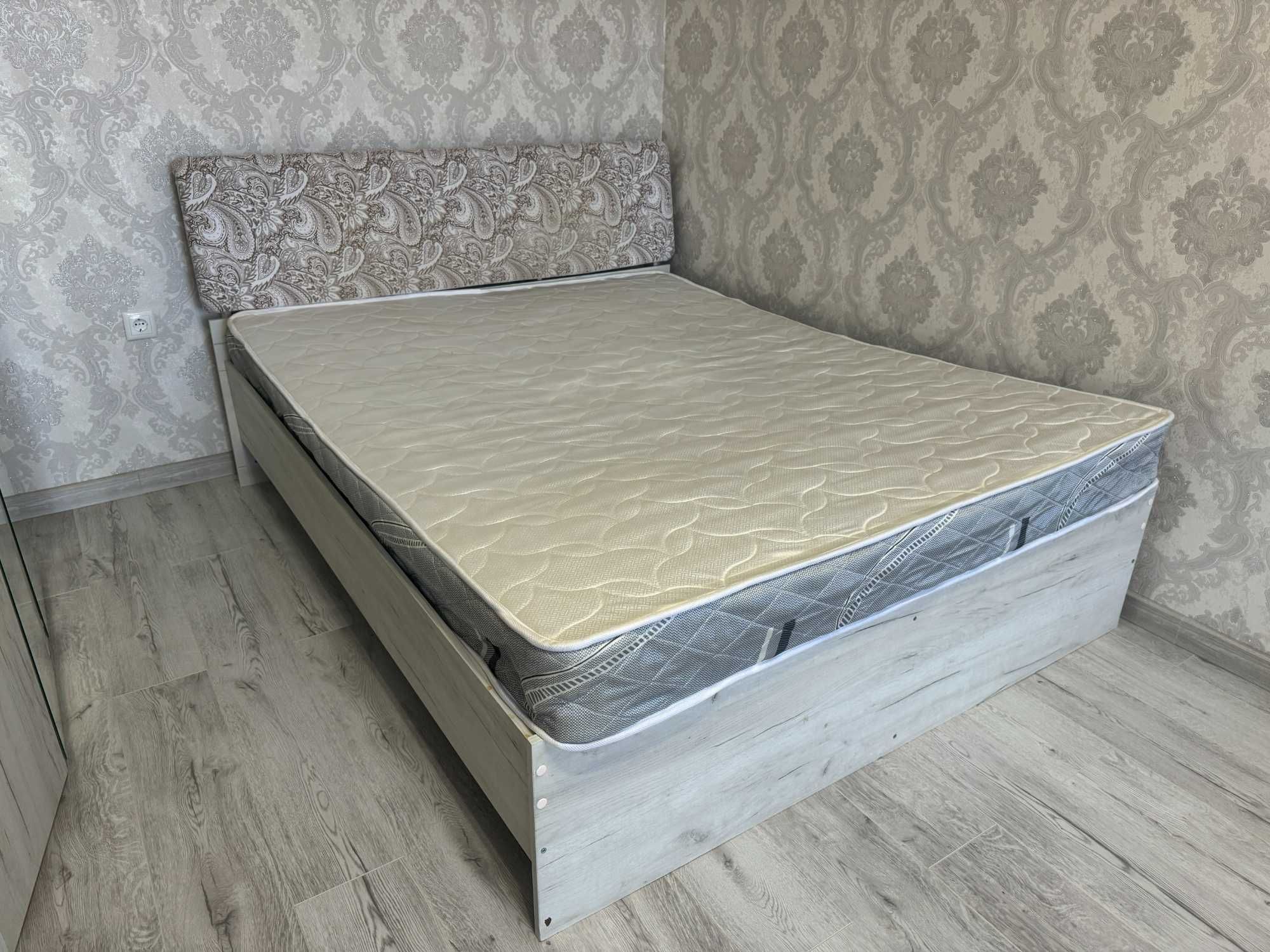 Кровать двуспальная без матраса, ширина 160см