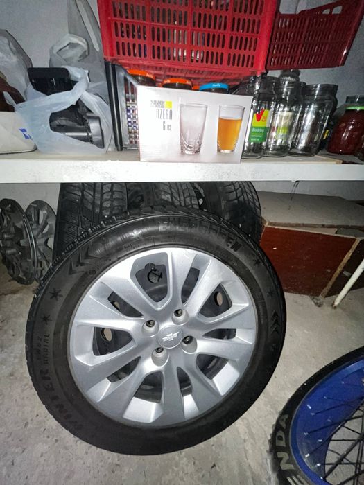Продам диски с шинами зимние