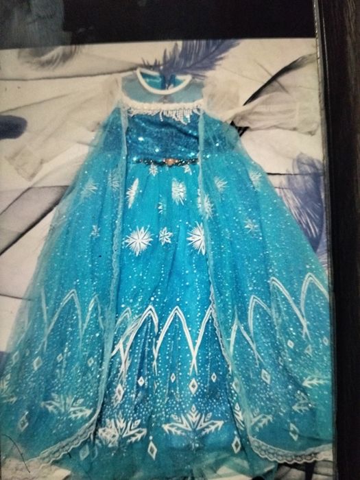 Продам  2 платья  для девочки 8-9 лет