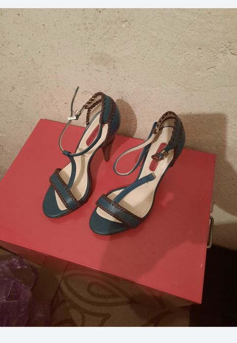 Vând sandale Cesare Paciotti