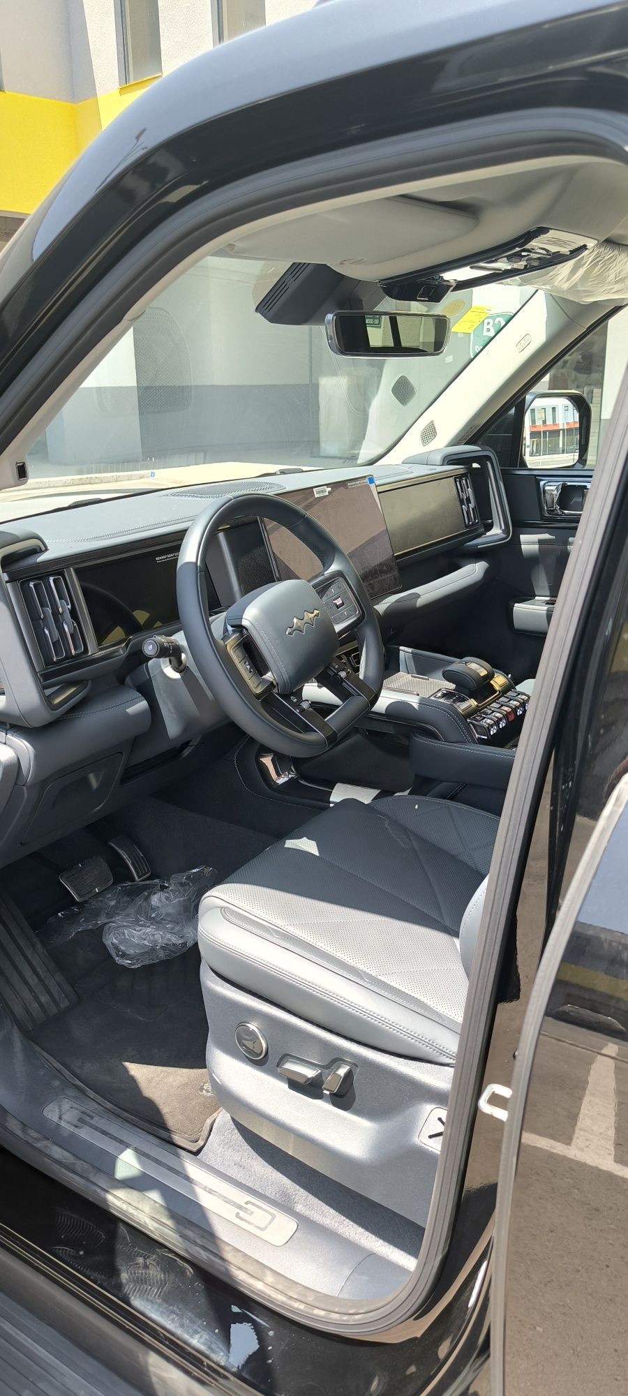 BYD Leopard 5 в наличии 

Ot kuchi: 660 ta
Dvegitl: 1.5 Turb