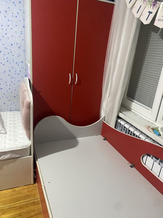 Детская кровать и шкаф