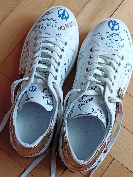 Бели дамски кецове с апликация сърце и декоративни надписи и елементи