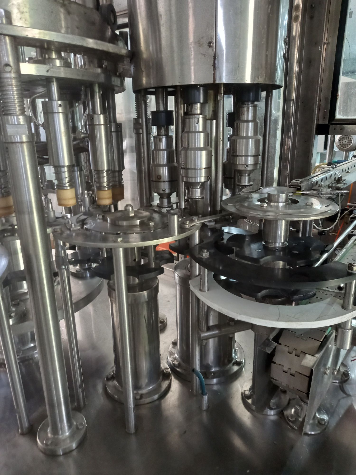 Розлив станок для горячей розлива  и для без газа