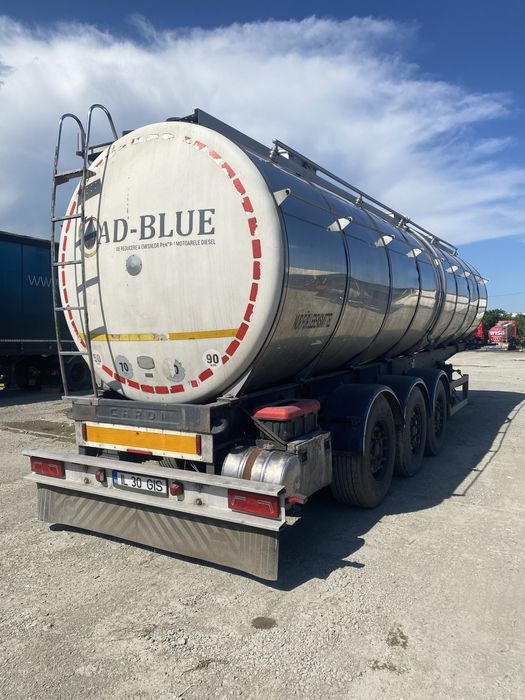 Semiremorca Cisterna produse alimentare Menci Cardi