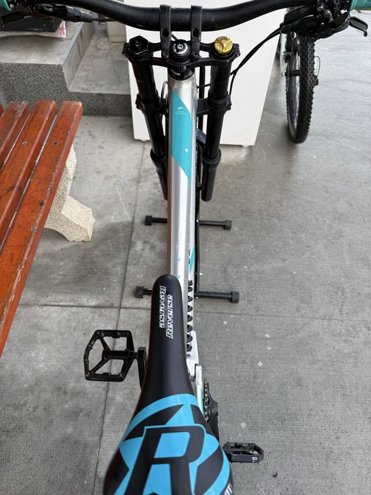 Планински велосипед Мекица Cube за скачане. 27.5/M