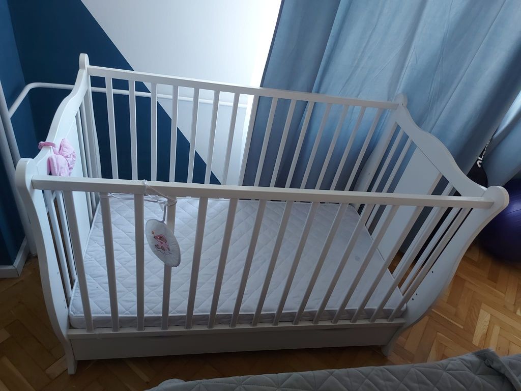 Vând pătuț bebe din lemn + saltea 120x60cm