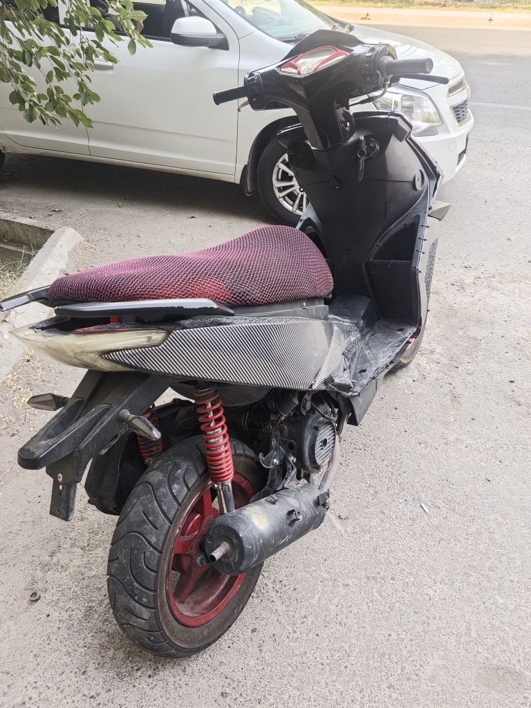 Skuter Italiya r3