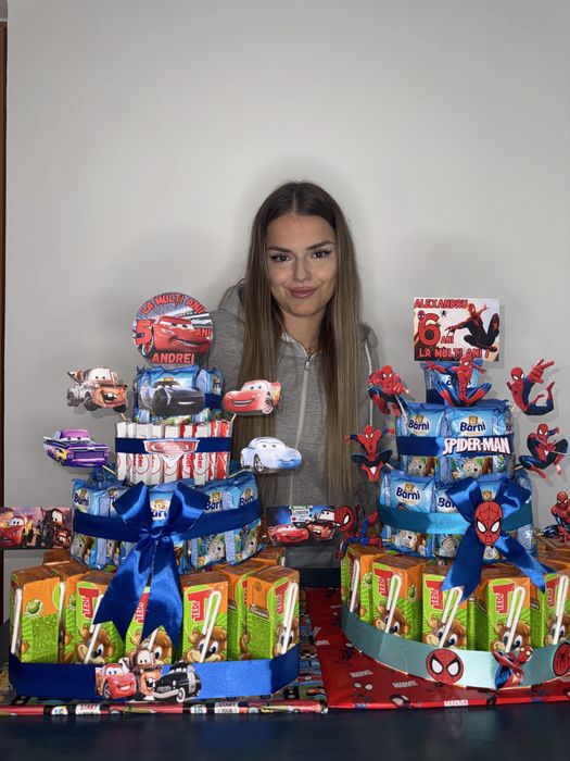 Tort din dulciuri ambalate