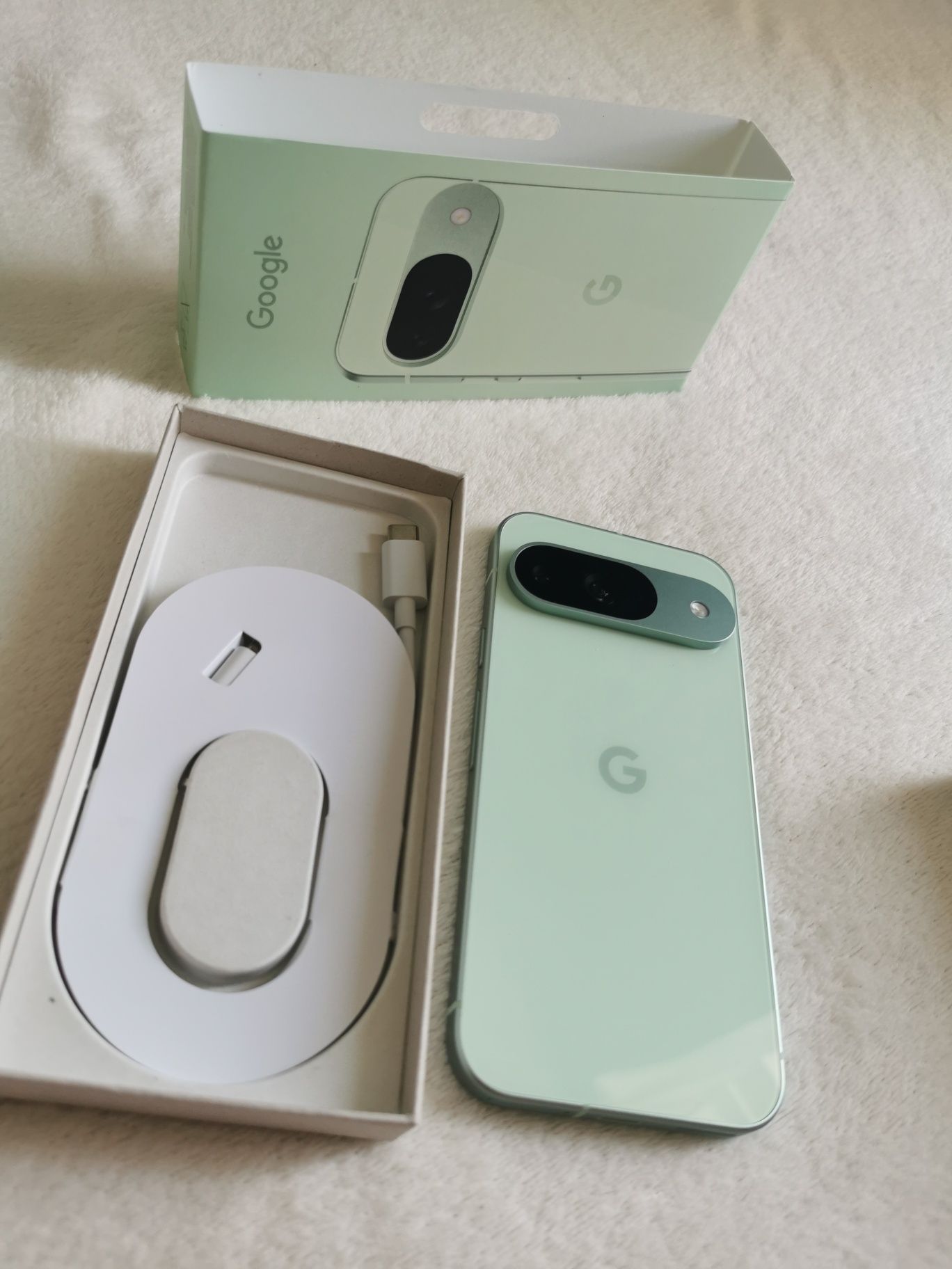 Pixel 9 whitegreen