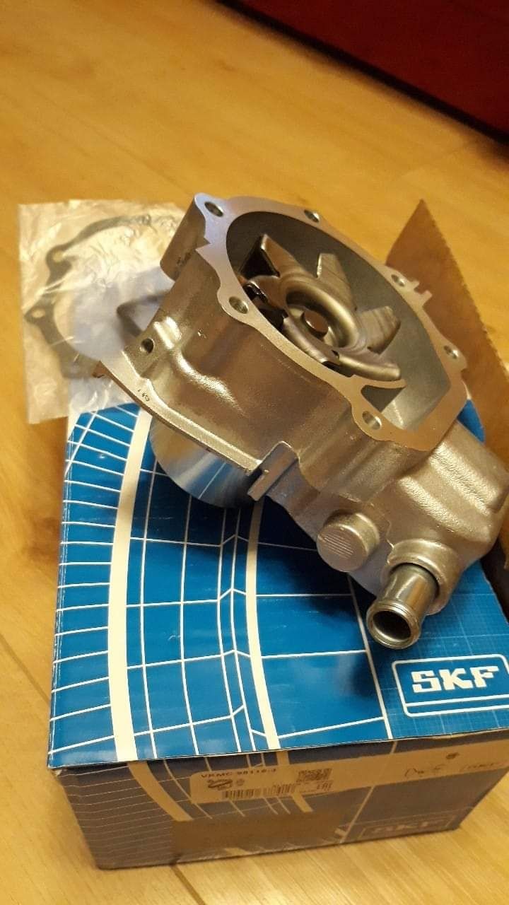 Pompa apa Subaru SKF VKPC 98003