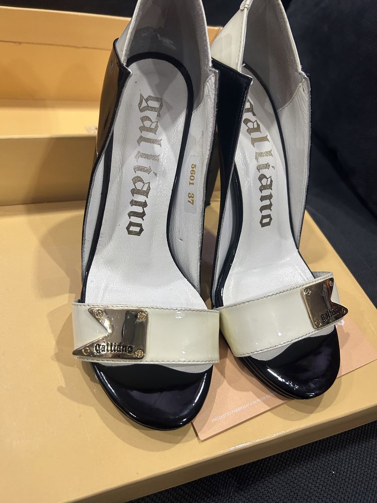 Обувки Galliano