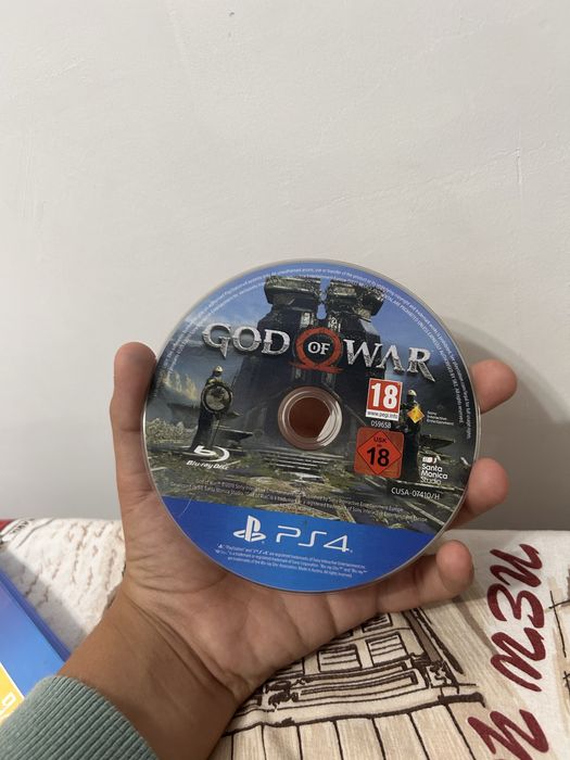 Продавам God of war играта е запазена