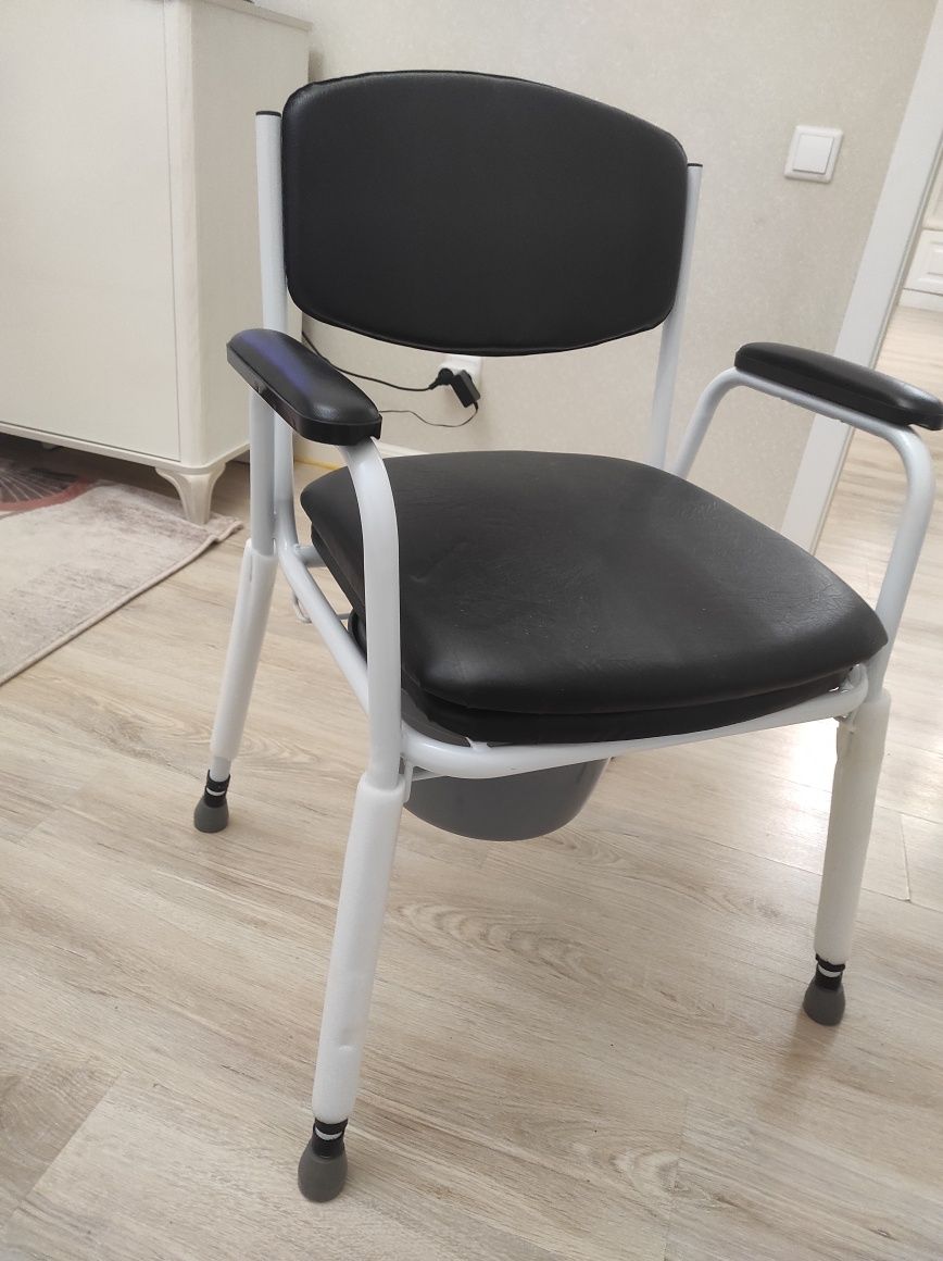 Кресло стул с санитарным оснощением