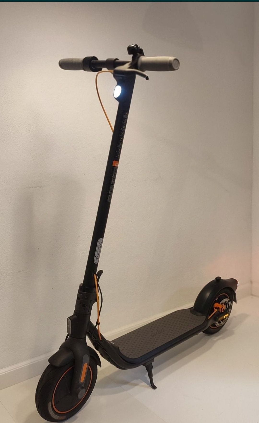 Trotineta electrica Segway-Ninebot Kickscooter F40E