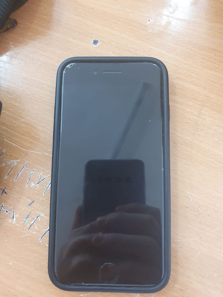 Продам IPhone SE (2020)