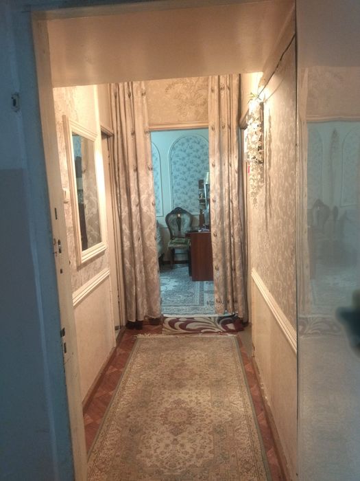 Kvartra sotiladi 3 xonna farxod bozor rŏparasida azgina kirganda