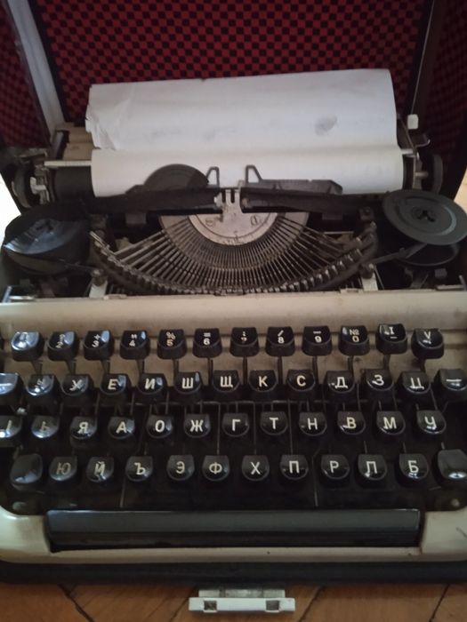 Продавам българска пишеща машина