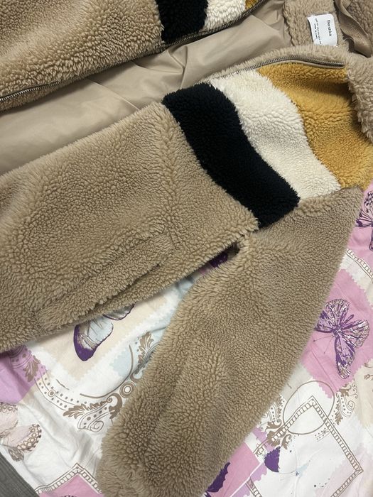 Чисто ново пухено меко яке Bershka. Не е носено, много топло и удобно.