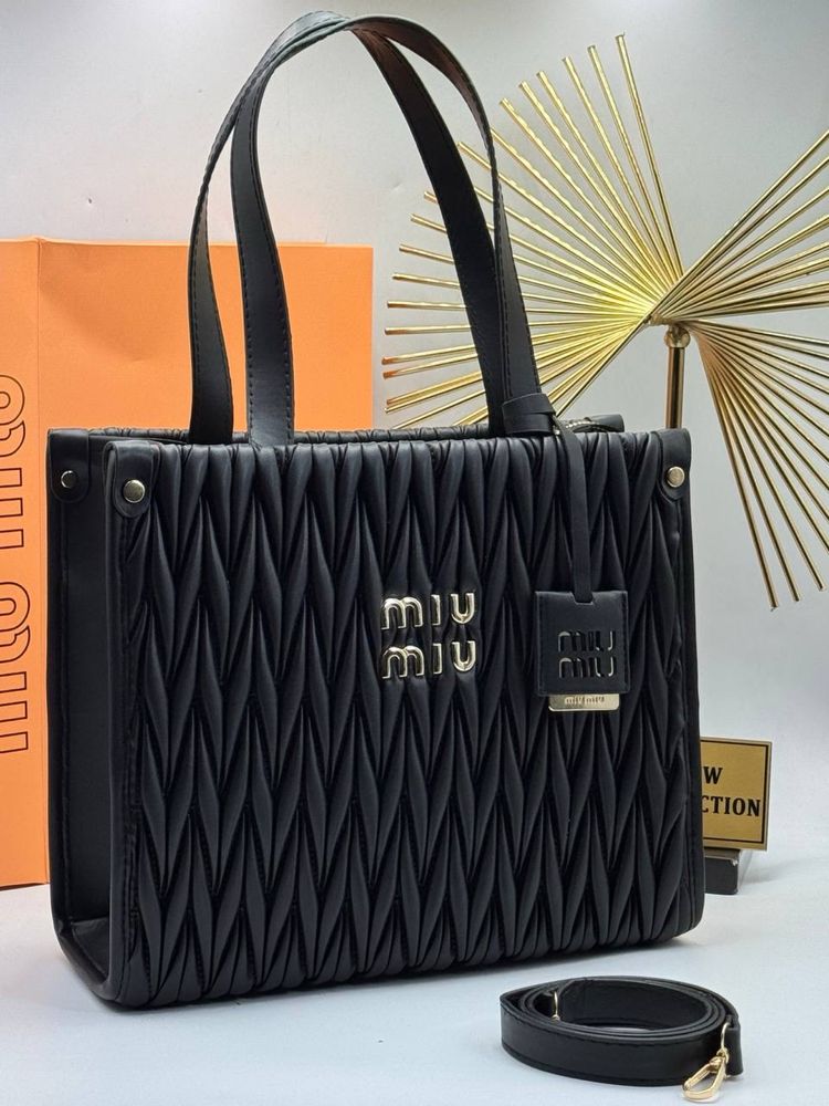 Geanta Miu Miu noua !!! Dimensiuni 30/27 !!!
