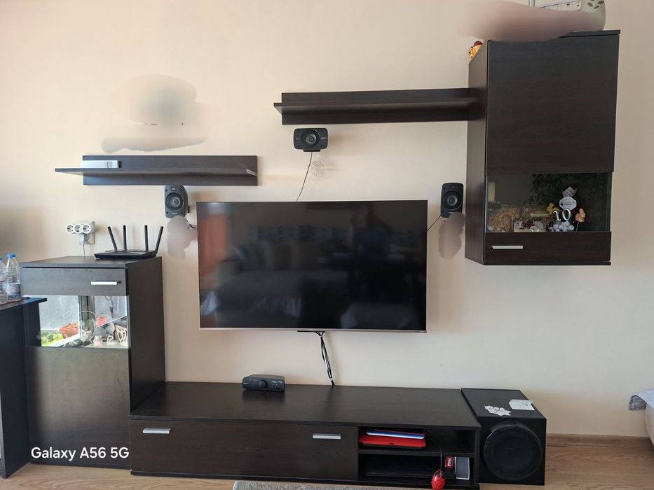 Шкаф витрина в цвят венге