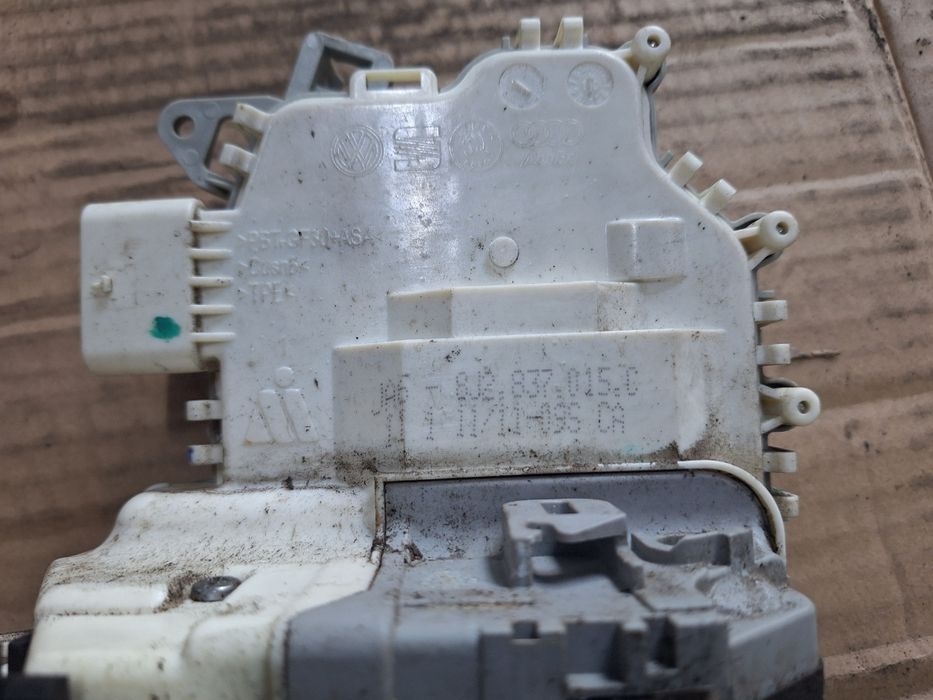 Broasca usa stanga fata AUDI A4 IV Avant 8K5, B8 2007 - 2015  8J283701