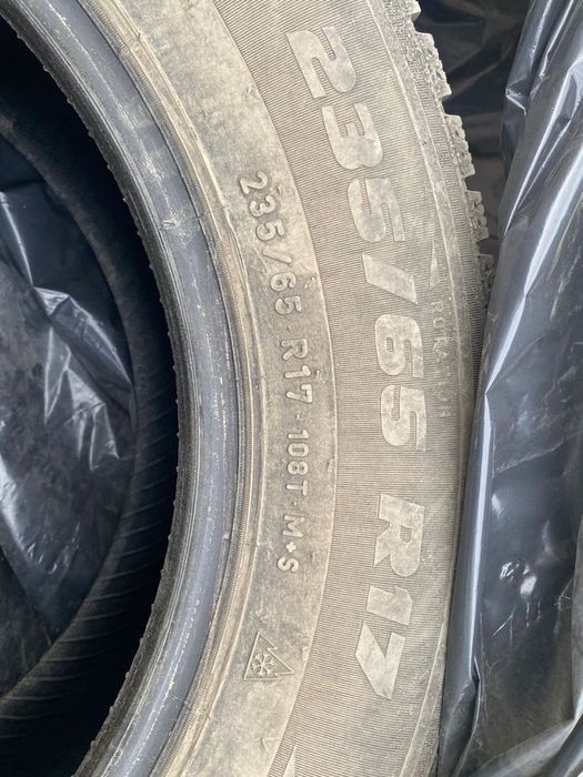 Продам зимние шины р17 235х65