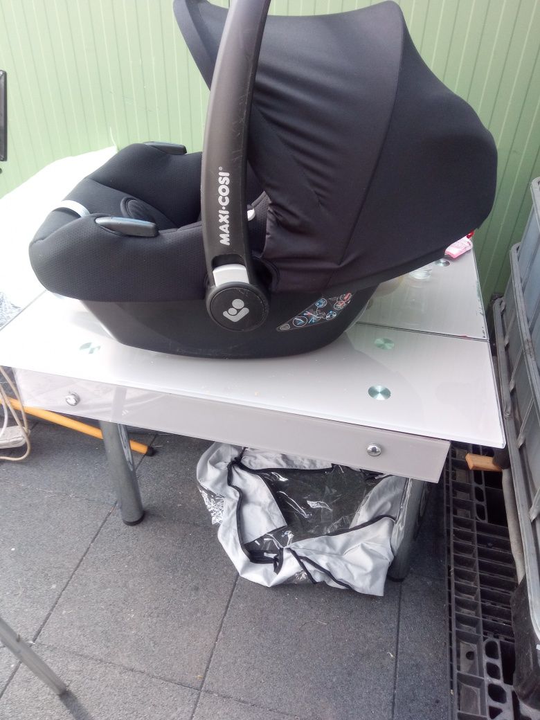 Бебешко детско столче и isofix база maxi cosi