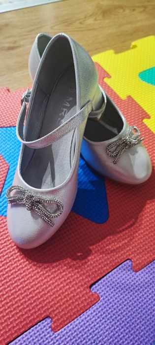 Vând pantofi fete mărimea 32