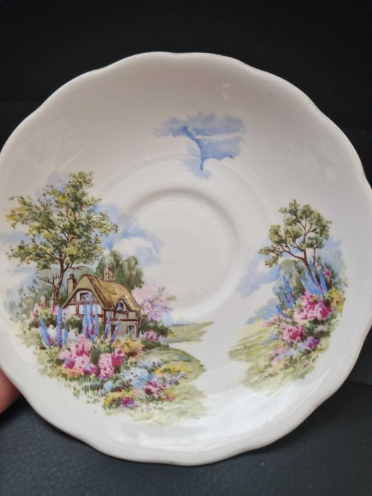 Продавам порцеланови чинийки