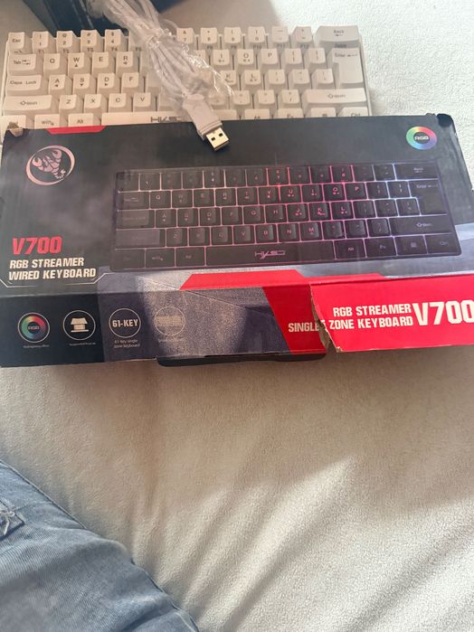 Геймърски слушалки и клавиятура