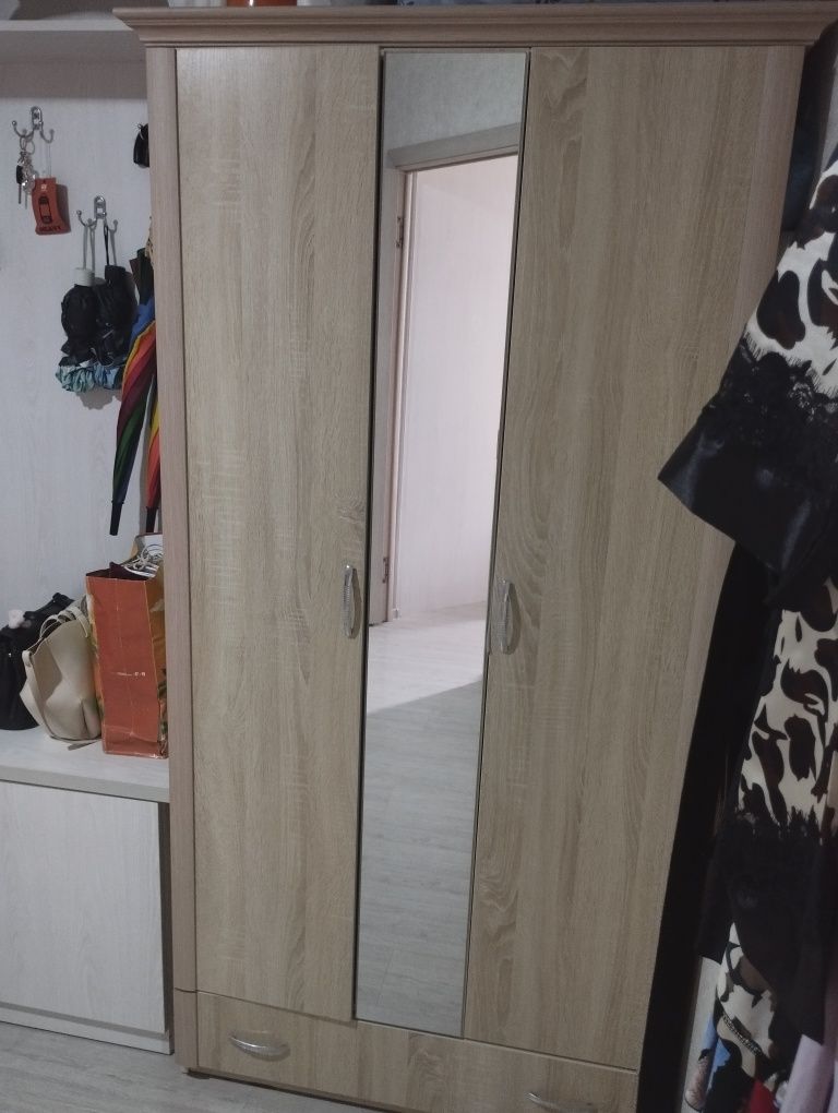 Мебельный шкаф бержевого цвета