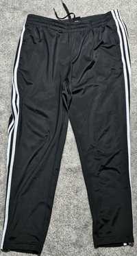 Pantaloni trening Adidas unisex
Purtati de 3 ori, au buzunare cu fermo