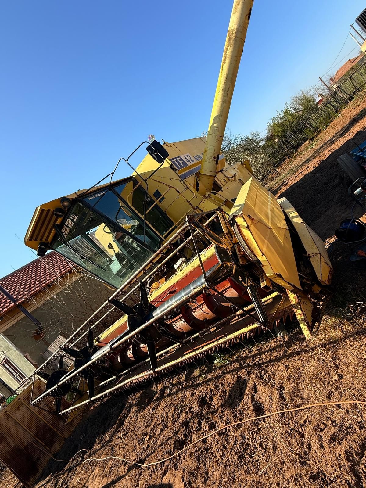 Vând Combină New Holland TF 42