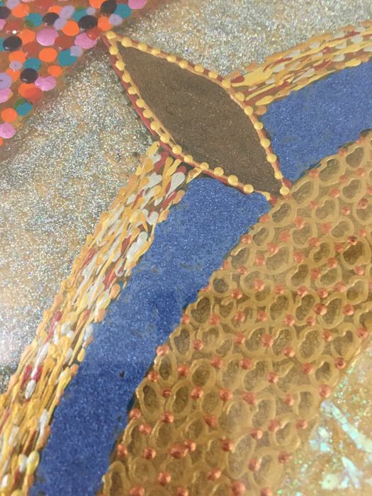 Продавам маса с ръчно рисувано стъкло