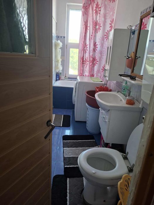 Apartament cu 2 camere, bucatarie, hol, balcon si boxa la subsol