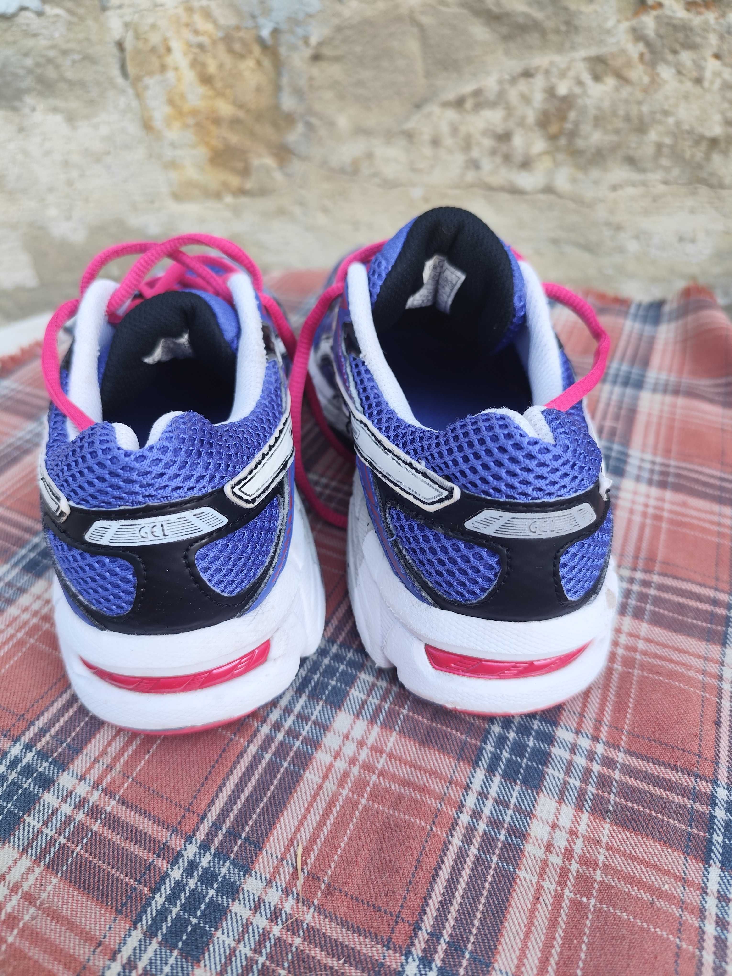 Оригинални дамски маратонки Asics