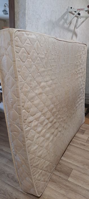 Матрас на кровать.