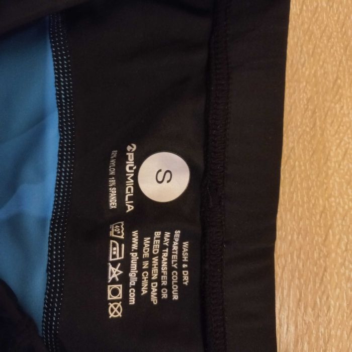 Продавам два екипа за колоездене НОВИ размер S.