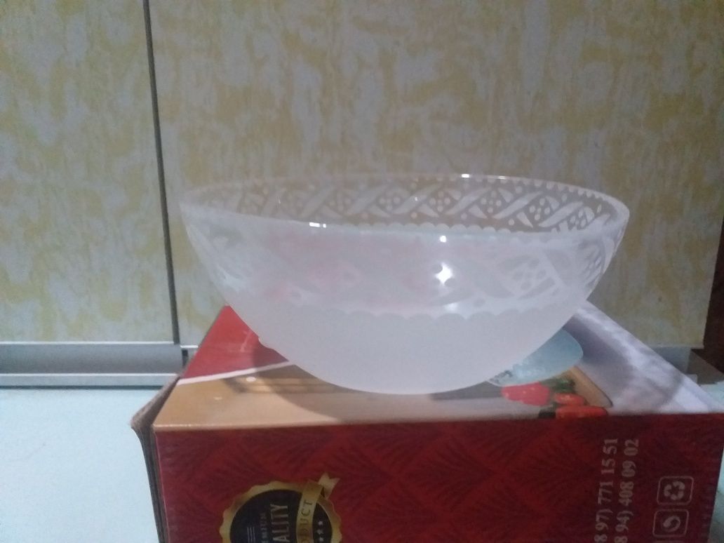 Салатницы новые, из стекла, в упаковке.