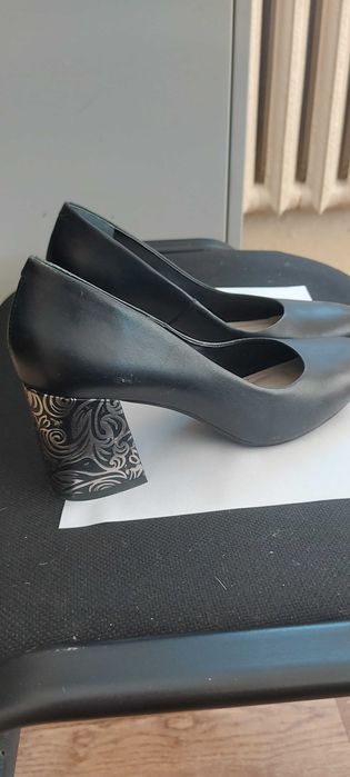 Туфли черные, б/у, 37 размер. В хорошом состоянии.