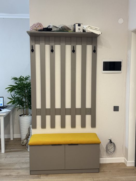 Прихожая с мягкой скамьёй и крючками — современный дизайн