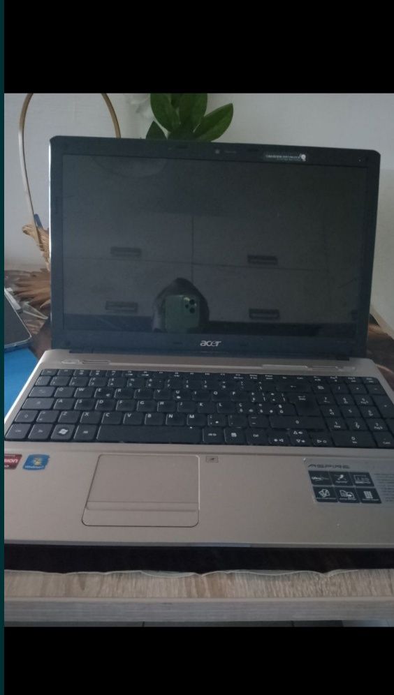 Vând laptop Acer ,necesita încărcător,in stare perfecta.