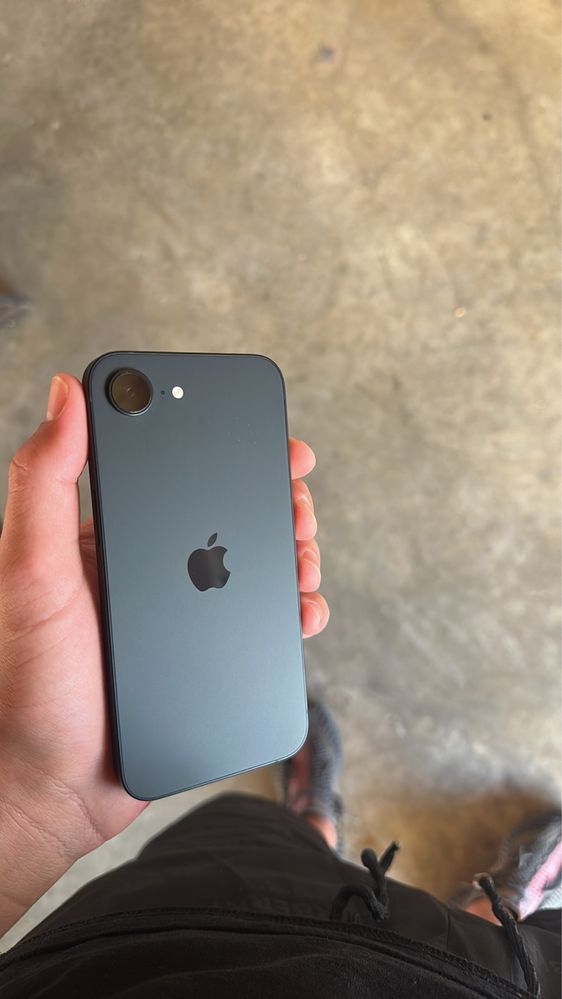 iPhone 16e.