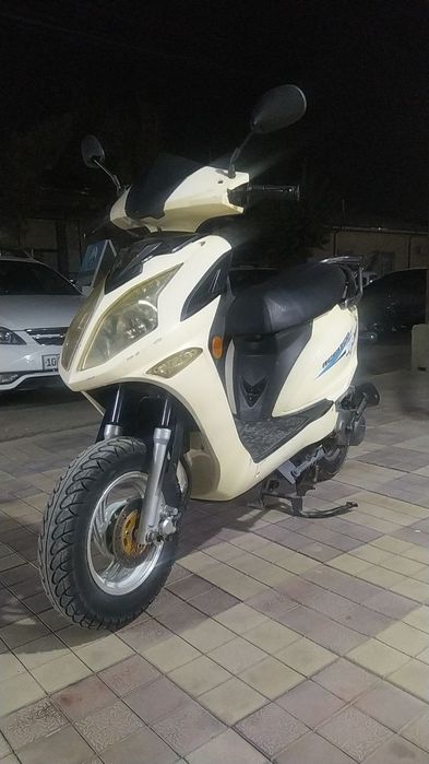 Skutr sotiladi narxini kelishamiz