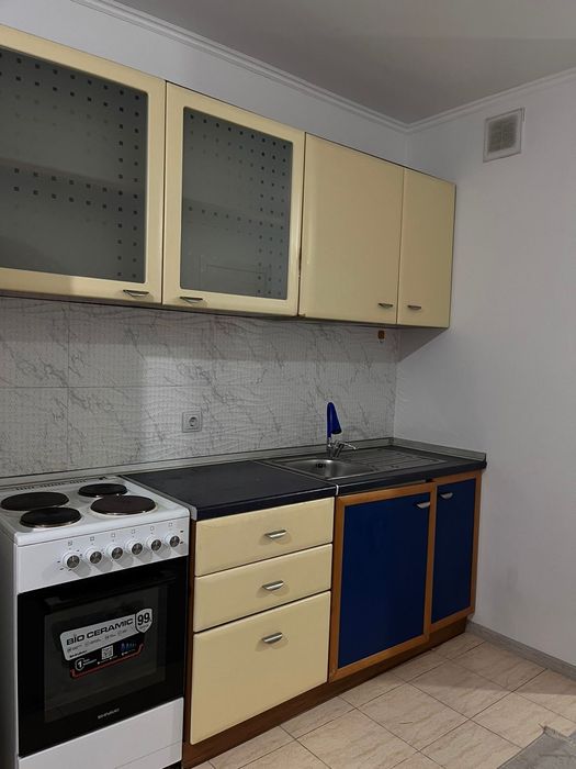 Кухни мебель, холодильник, стол в комплекте